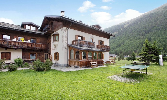 Livigno Apartment | Mountain-View Apartment "Larice Chalet Cambra" with Terrace