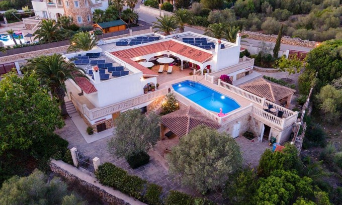 Son Moja Apartment | Discover Apartment Laura: Family-Friendly Retreat with Pool