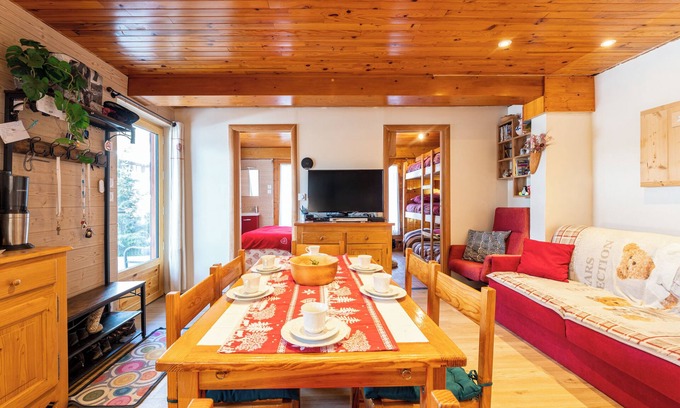 La Giettaz Apartment | Cozy Apartment 'Le Marmotton' with Mountain View & Wi-Fi