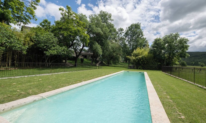 Saint-Germain Apartment | Apartment 'Le Maronnier' with Shared Pool, Wi-Fi and Air Conditioning