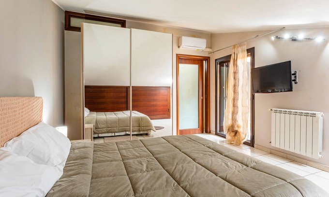 Monte Po-Nesima-San Leone-Rapisardi Apartment | Apartment 'Le Palme' with Shared Garden, Wi-Fi and Air Conditioning