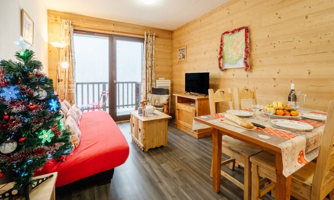 Valfrejus Apartment | Cozy Apartment 'Le Petit Bonheur' with Mountain View & Balcony