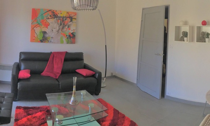 Alencon Apartment | Cozy Apartment "Le Pont Neuf 61" with Kitchen & Accessibility