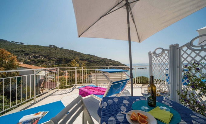 Cavoli Apartment | Cozy 'Le Sirene Mono 9' with Ocean View and Shared Terrace