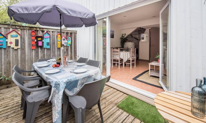 Le Canon Apartment | Beachside Apartment 'Les Canonniers' with Pool & Balcony