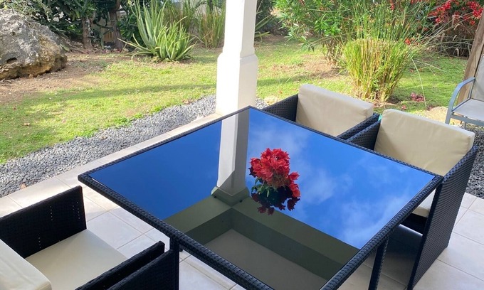 L'Autre-Bord Apartment | Beachfront Apartment Les Pieds Dans L'Eau with Pool Access