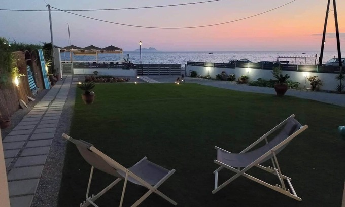 Kokinos Pirgos Apartment | Oceanfront Apartment in Kokkinos Pirgos with Beach Views