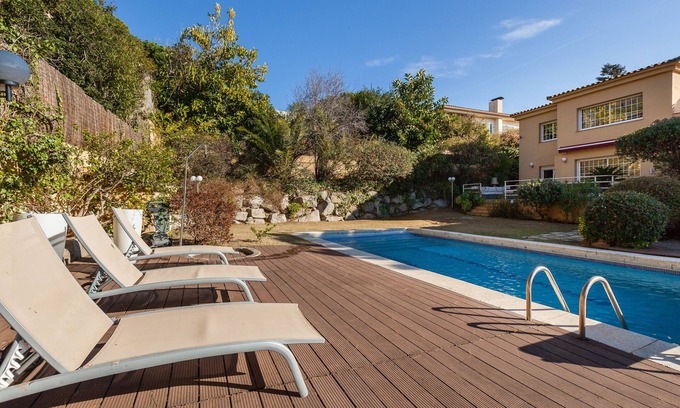 Cabrils Apartment | Inviting Loft in Cabrils with Mountain View and Pool Access
