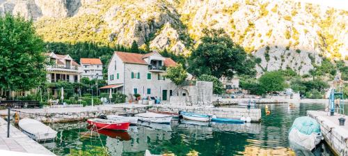 Orahovac Apartment | Beachfront Apartment Lukiduki with Ocean Views in Kotor