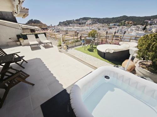 Tossa de Mar Apartment | Oceanview Apartment Luna in Tossa De Mar - 5 Mins to Beach