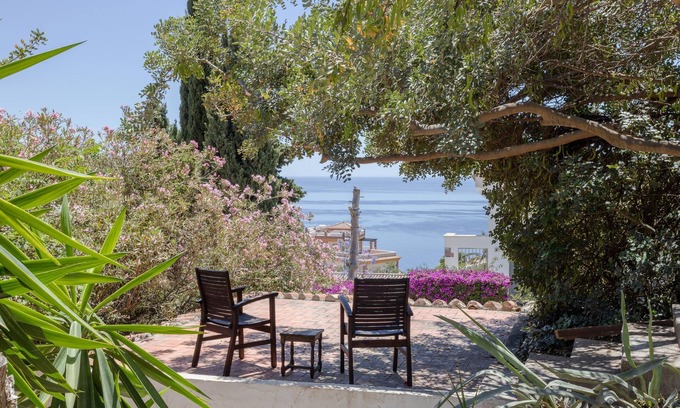 Salobrena Apartment | Idyllic Apartment "Luna" with Pool, Ocean View & Wi-Fi