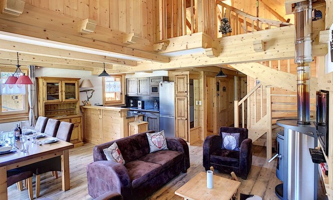Samoens Apartment | Apartment Lyra: Scenic Views, Pool & Spa in Samoens