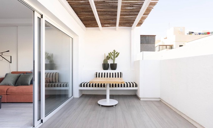 El Medano Apartment | Top-Rated MÉDANO ÁTICO A with Spa & Breakfast Amenities