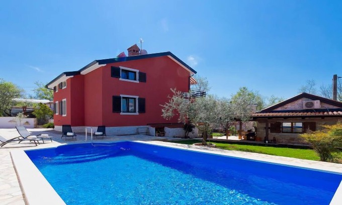 Valica Apartment | Oceanfront Escape at Apartment Majda: 9.8/10 Rated Stay