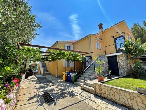 Silo House | Pet-Friendly Apartment Mara I with Oceanfront Views