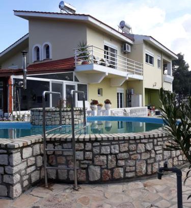 Asgourou Apartment | Top-Rated Apartment Margerita with Pool & Family-Friendly Perks