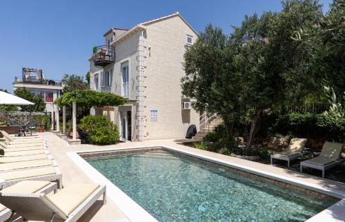 Gornji Kono Apartment | Cozy Apartment Marghareta with Oceanfront Views & Pool