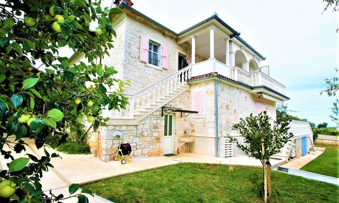 Kastelir Apartment | Top-Rated Apartment Marija Kastelir with Garden View
