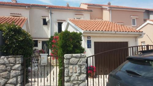 Municipality of Omisalj Apartment | Experience Oceanfront Comfort at Apartment Melina