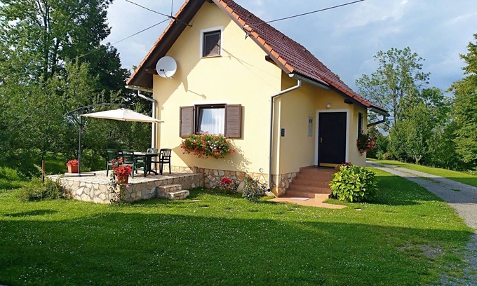 Catrnja Apartment | Apartment Milka: Family-Friendly Retreat in Smoljanac
