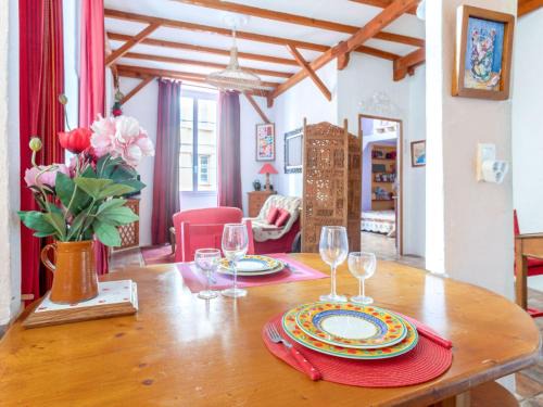 Old Town Apartment | Pet-Friendly Apartment Miralheti: A Family Getaway