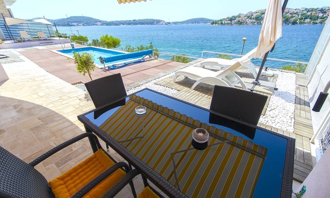 Podglavica Apartment | Oceanfront Apartment Mirjana in Rogoznica - Guest Rated 10/10