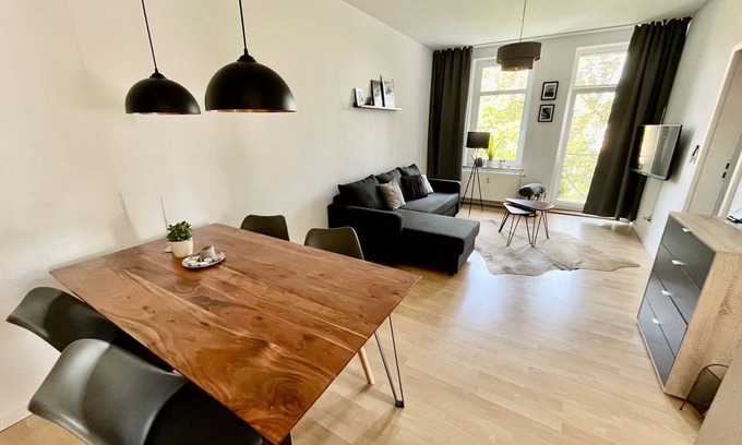 Gohlis-Mitte Apartment | Family-Friendly Apartment with Balcony, Netflix & Parking