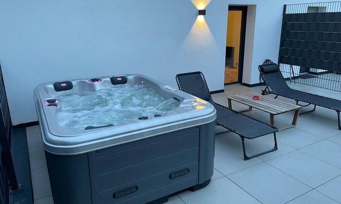 Gronau Apartment | Unwind at Apartment "Mit Jacuzzi Enschede 10 km" with Wi-Fi