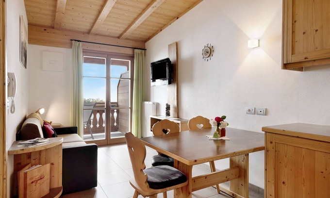 Lajen Apartment | Mountain View Apartment "Moarhof Natur Naturalia" with Wi-Fi