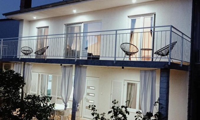 Pjescana Uvala Apartment | Oceanfront Apartment MONAS III - Guest Rated 10/10!