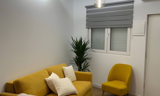 Altozano-Conde Lumiares Apartment | Apartment 'Montaraz' with Wi-Fi and Air Conditioning