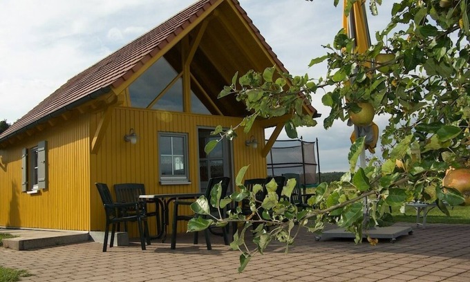 Absberg Apartment | Cozy Apartment "Morgensonne" with Balcony and Lake View