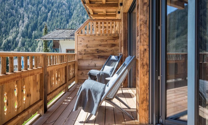 Valles Apartment | Cozy Mulin Loise Apartment with Mountain Views and Spa