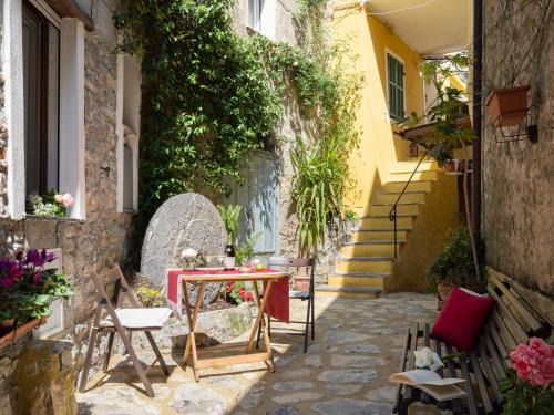 Pietrabruna Apartment | Pet-Friendly Apartment Mulino Rossi - Highly Rated Retreat