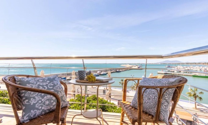 L'Ampolla Apartment | Oceanfront Apartment Narcis with Spa and Pet-Friendly Perks