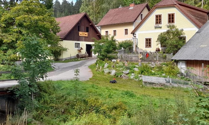 Rohr im Gebirge Apartment | Highly Rated Apartment Nazbauerhof with Pet-Friendly Amenities