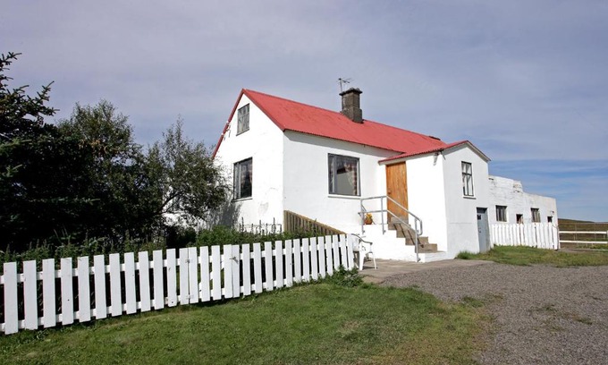 Hvammstangi House | Cozy Apartment Neðra-Vatnshorn: Breakfast & Family-Friendly