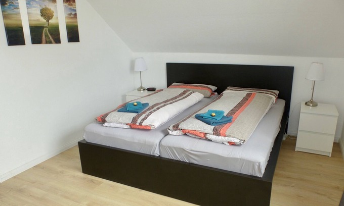 Glueckstadt Apartment | Stylish Apartment with Balcony near Hamburg in Glückstadt