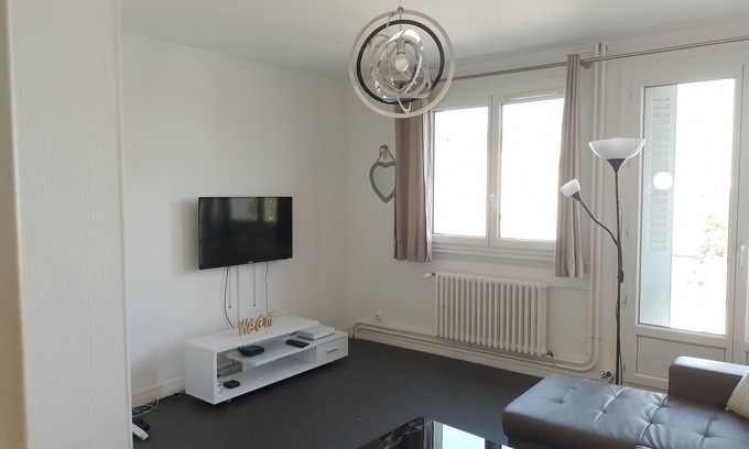 Vaulx En Velin Village Apartment | Convenient Apartment Near Lyon, Eurexpo & Groupama Stadium
