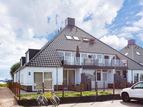 Offingawier Apartment | Cozy Apartment by Beautiful Sneekermeer with Great Amenities