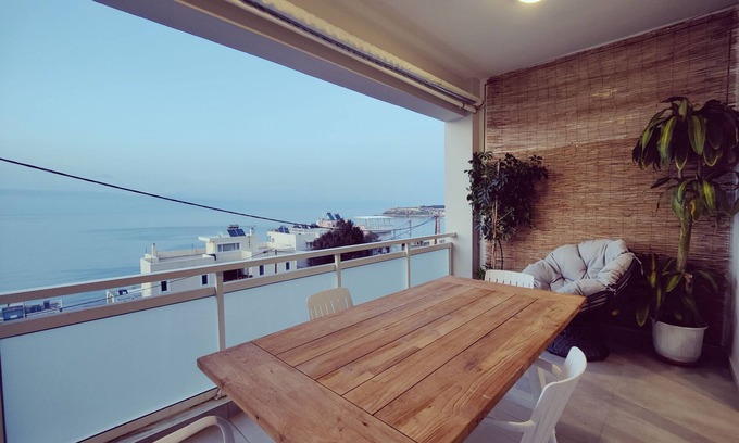 Atsipópoulon Apartment | Ideal Apartment Steps from the Beach with Family Amenities