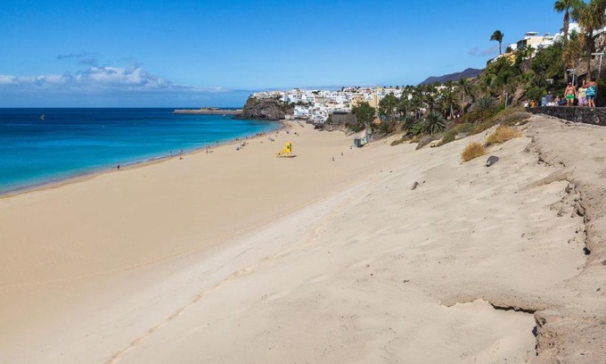 Bahia Calma Apartment | Beachside Apartment with Terrace, Wifi & Parking Included