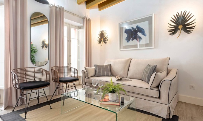 El Arenal Apartment | Delightful Apartment near Cathedral with Spa & Kitchen