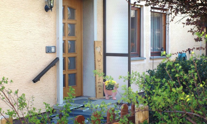 Ebingen Apartment | Apartment 'Nelli' with Shared Garden, Balcony and Wi-Fi