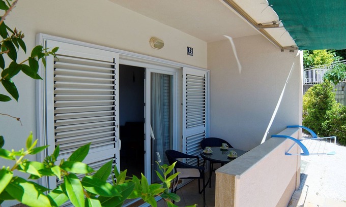 Podstrana Apartment | Experience Oceanfront Bliss at Apartment Darko, Podstrana