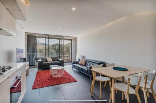 City West Apartment | Idyllic Hotel by Lake Burley Griffin and ANU - Rated 8.7/10