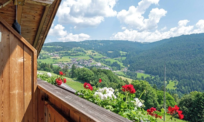 Molten Apartment | Apartment 'Neu-Schötzerhof Sommerwiese' with Mountain View, Shared Garden and Wi-Fi