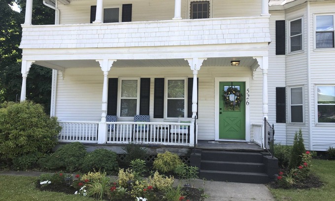 Pittsfield Apartment | Stylish Apartment in Prime Location – Guest Rated 10/10