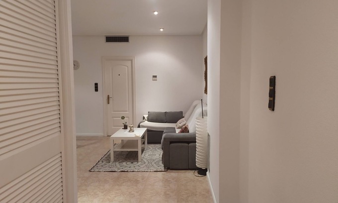 Zaragoza Old Town Apartment | Elegant Apartment by Basilica del Pilar with Top Amenities