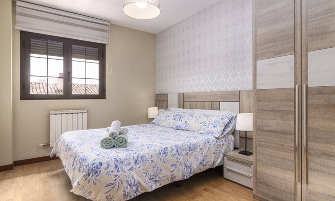 Leon Condo | Cozy Apartment Near Plaza Mayor with Wifi & Parking
